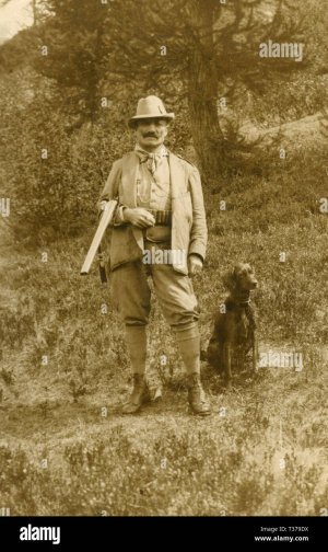 hunter-with-rifle-and-dog-italy-1920s-T379DX.jpg